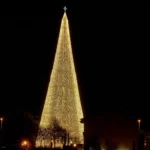 El pintoresco pueblo de Cantabria con el árbol de Navidad más alto también tiene poblado navideño