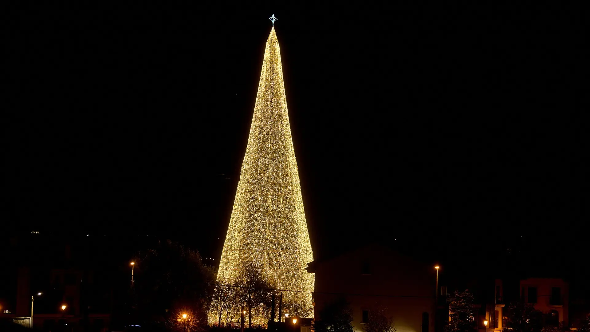 El pintoresco pueblo de Cantabria con el árbol de Navidad más alto también tiene poblado navideño